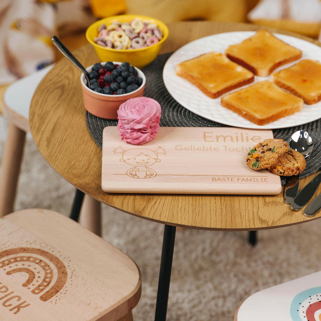 Frühstücksbrettchen für Kinder mit Gravur  - Personalisiert mit Namen - Mittlere Tochter "Unsere Familie" | Holz Brettchen, natur, Geschenk von Eltern.