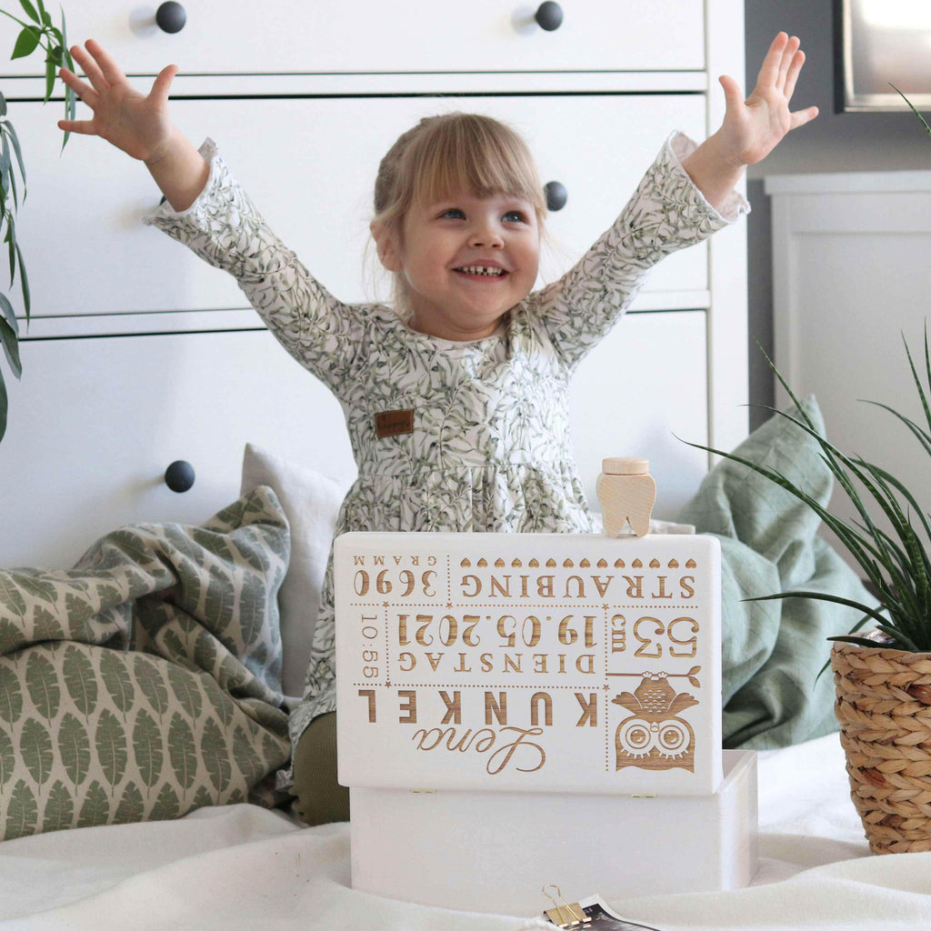 Holzkiste zur Geburt - Personalisiert - Eulen-Baby Motiv - Weiß.