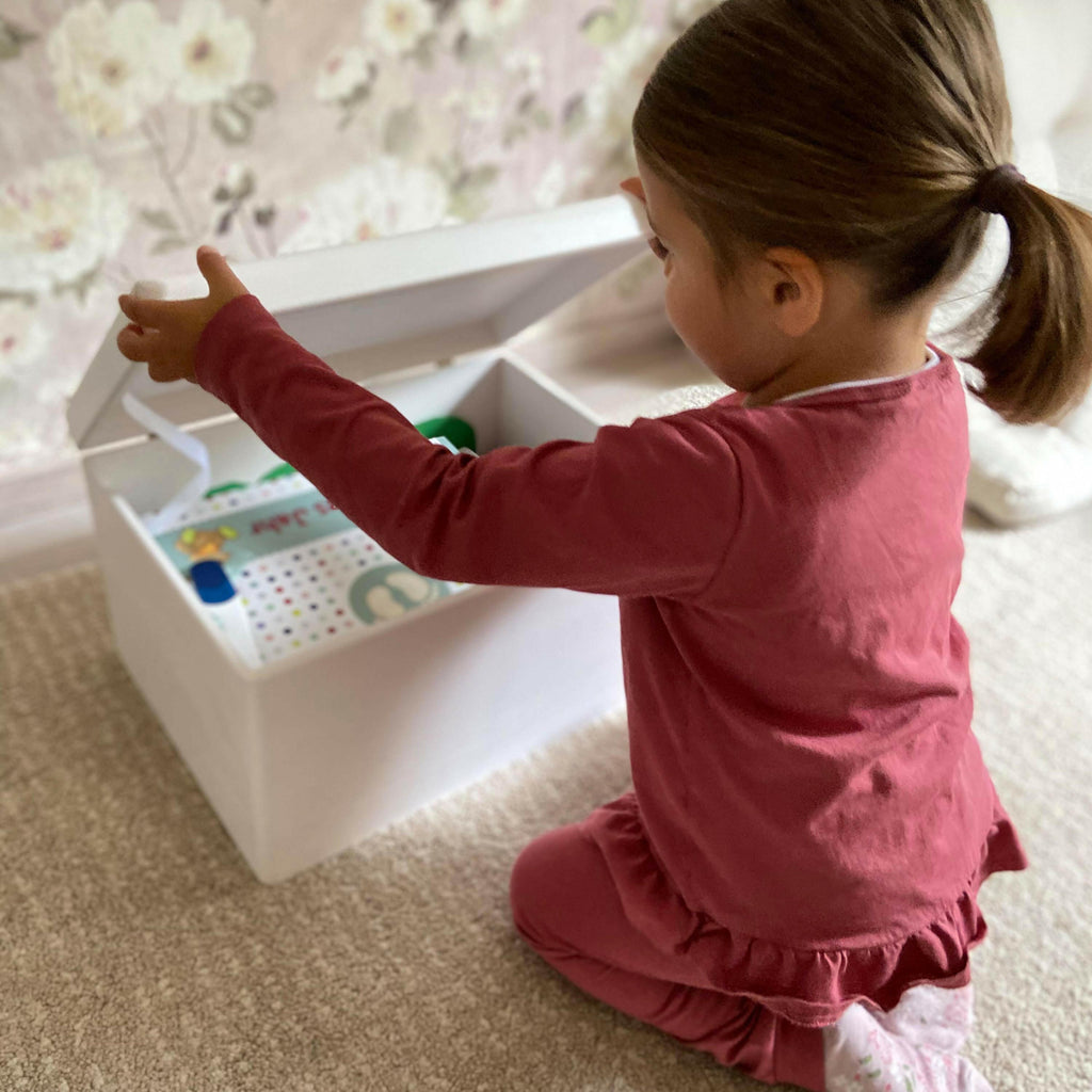 Holzkiste zur Geburt - Personalisiert - Eulen-Baby Motiv - Weiß.