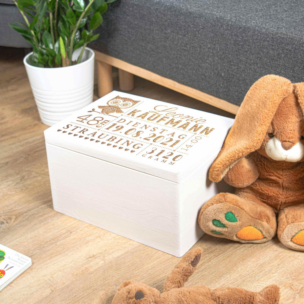 Holzkiste zur Geburt - Personalisiert - Eulen-Baby Motiv - Weiß.
