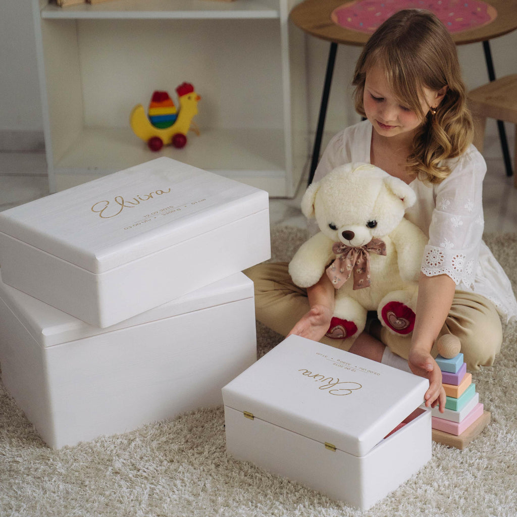 Erinnerungsbox für Baby - Niers - Holzkiste Personalisiert mit Namen - Weiß, FSC® | Erinnerungskiste mit Gravur, Babykiste groß & klein - M | L | XL.