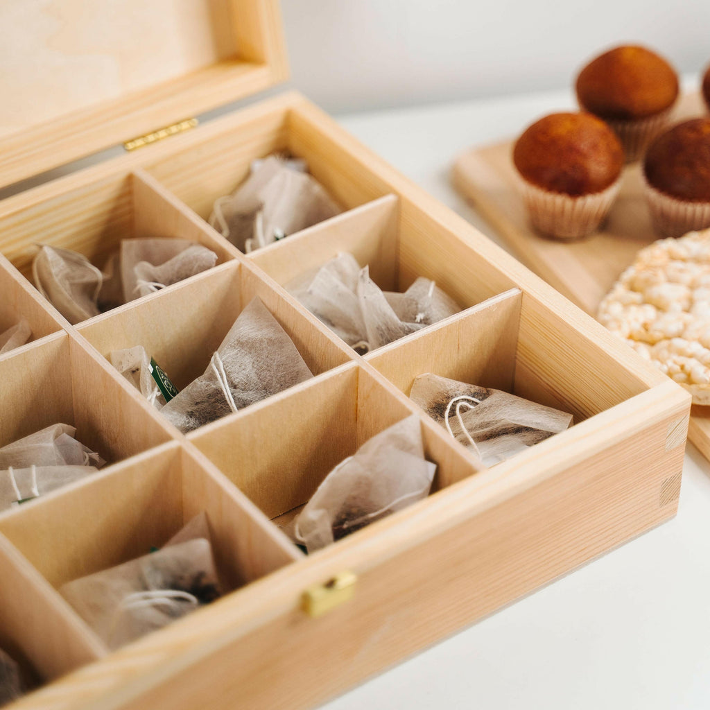Teebox aus Holz natur - ca. 29 x 22 x 8 cm groß - Lieblingstasse Motiv - Teekiste für Teebeutel | 12 Fächer Kiste Box Organizer für Tee.