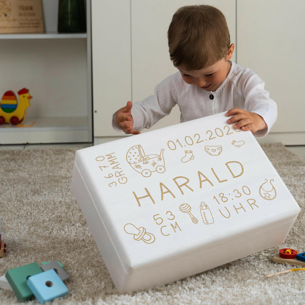 Erinnerungskiste zur Geburt - Personalisiert mit Namen - Rassel Motiv - Weiß.