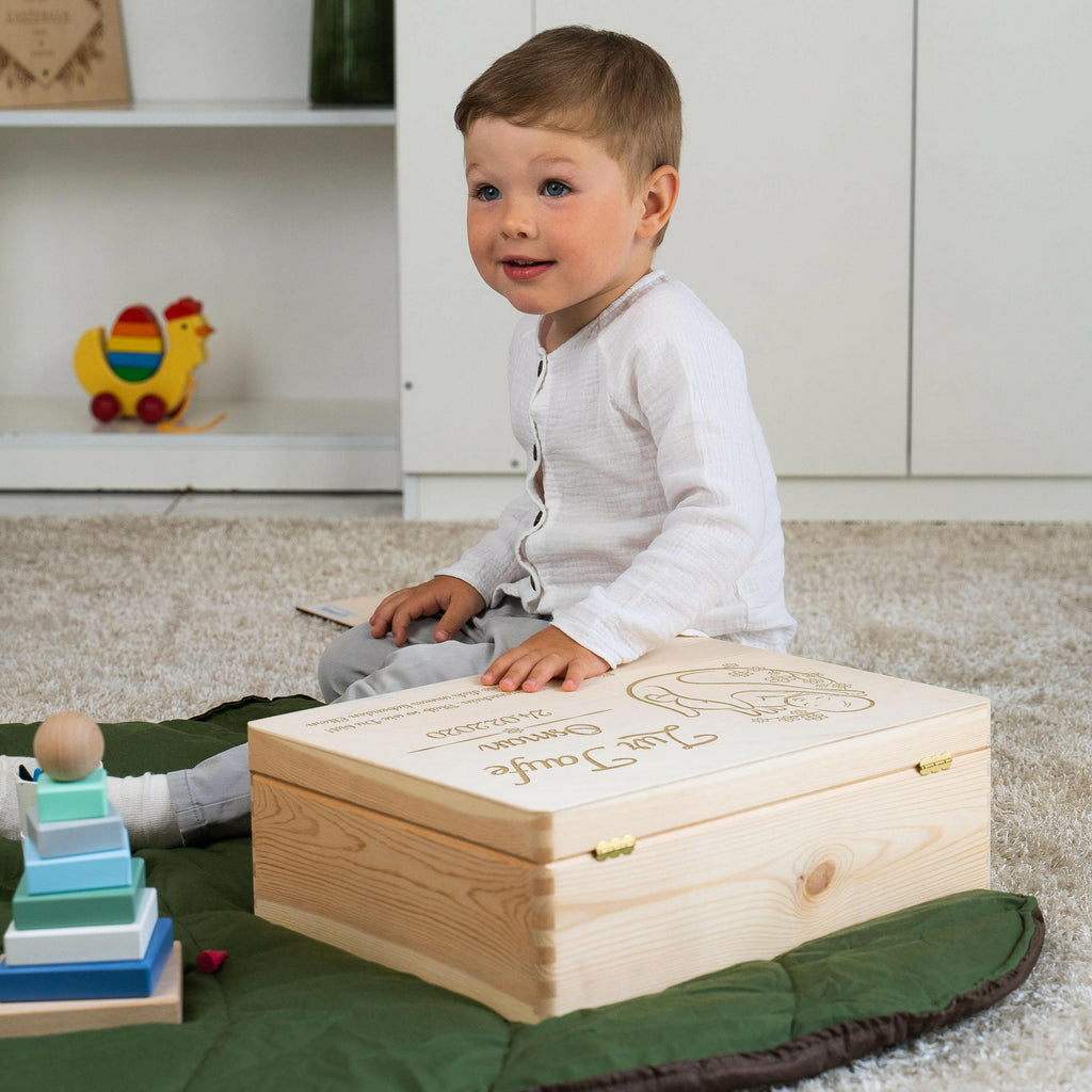 Personalisierte Erinnerungsbox als Taufgeschenk - Blumenbaby - Holzkiste, Natur, FSC® | Erinnerungskiste als Geschenk zur Taufe - Kiste aus Holz.