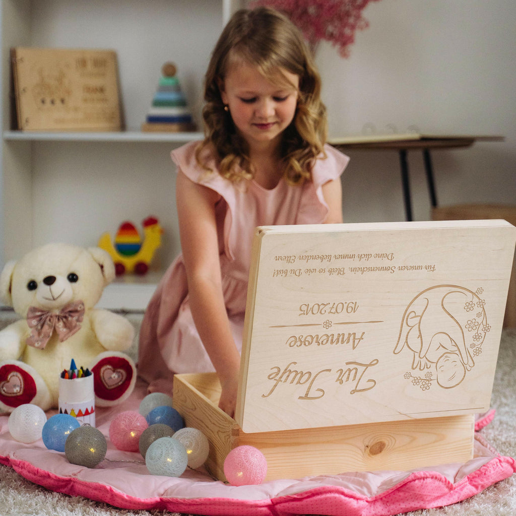 Personalisierte Erinnerungsbox als Taufgeschenk - Blumenbaby - Holzkiste, Natur, FSC® | Erinnerungskiste als Geschenk zur Taufe - Kiste aus Holz.