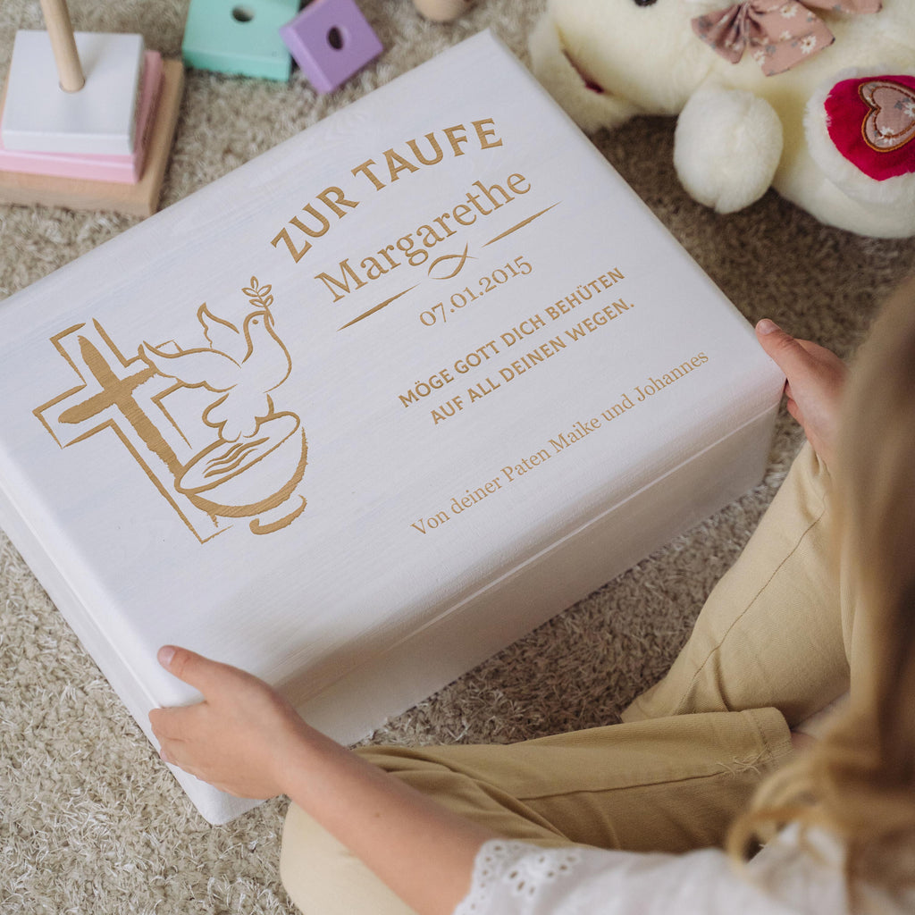 Personalisierte Erinnerungsbox als Taufgeschenk - Friedenstaube - Weiß, FSC® | Erinnerungskiste Geschenk zur Taufe für Baby von Großeltern & Paten.