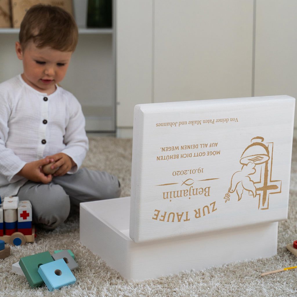 Personalisierte Erinnerungsbox als Taufgeschenk - Friedenstaube - Weiß, FSC® | Erinnerungskiste Geschenk zur Taufe für Baby von Großeltern & Paten.