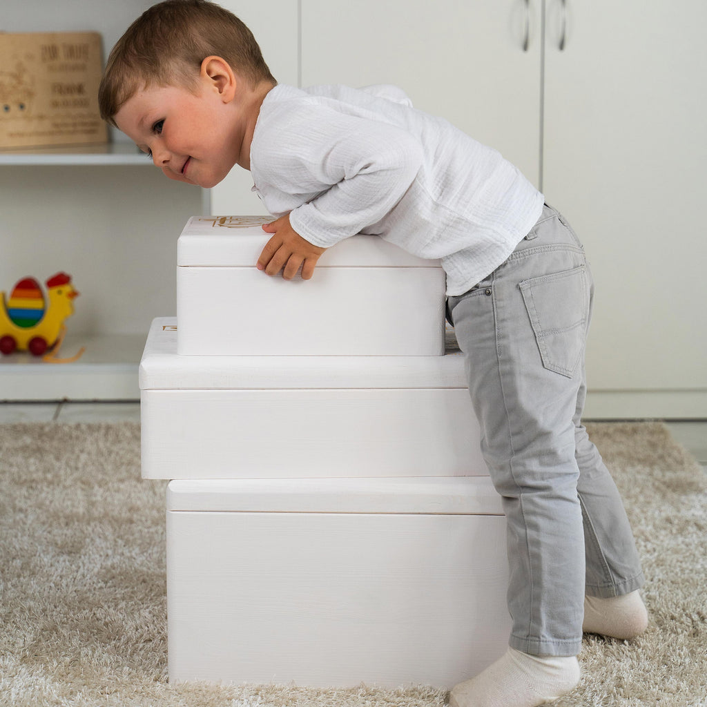 Personalisierte Erinnerungsbox als Taufgeschenk - Friedenstaube - Weiß, FSC® | Erinnerungskiste Geschenk zur Taufe für Baby von Großeltern & Paten.