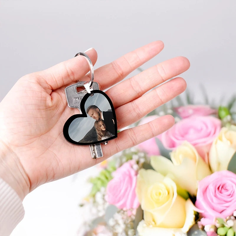 Personalisierter Schlüsselanhänger mit Foto & Widmung als Gastgeschenk zur Hochzeit | Herzform, Acrylglas - Image 2