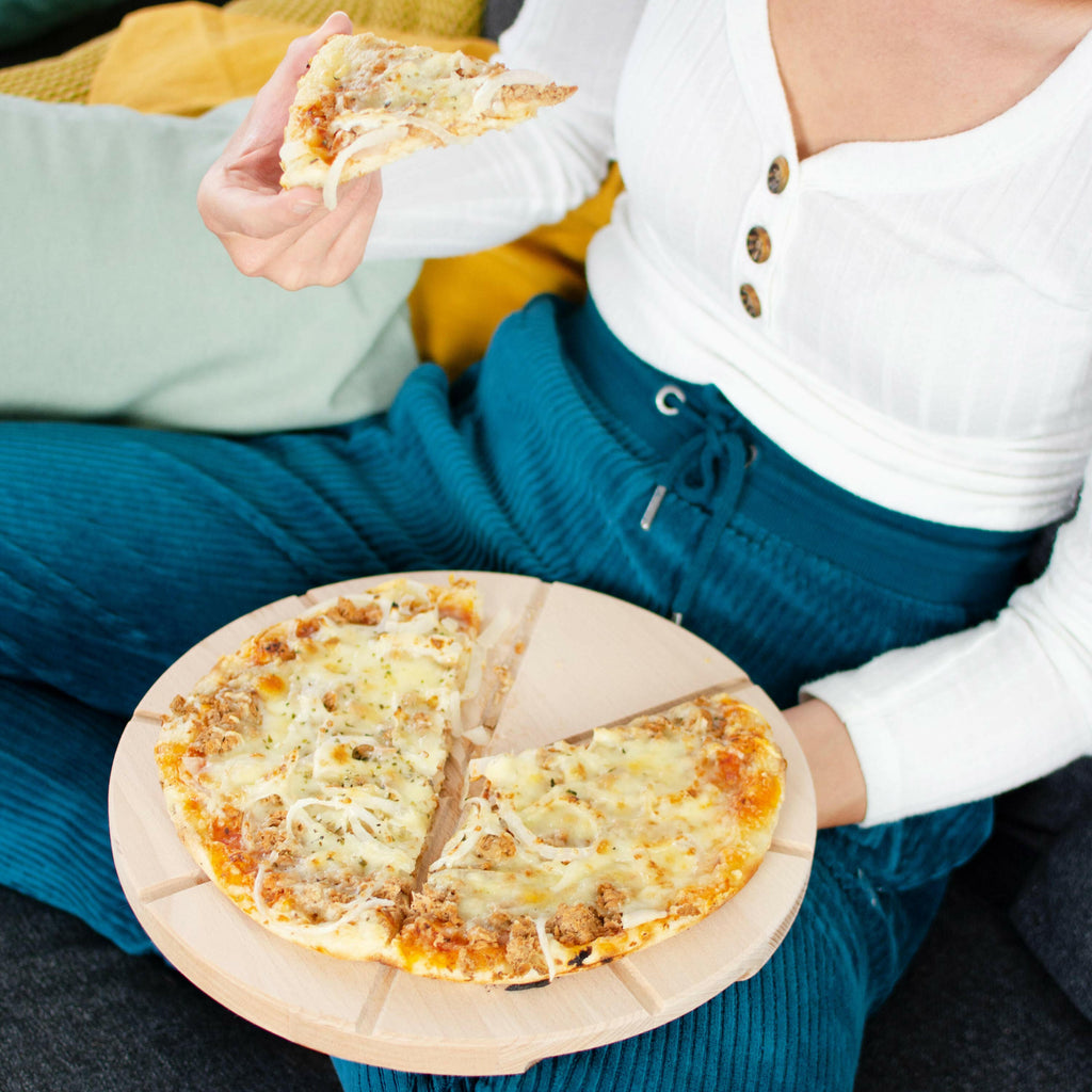 Pizzabrett aus Holz - mit Griff, Mulden & Schneiderillen.
