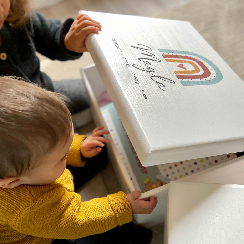 Erinnerungsbox für Baby - Regenbogen & Name - Holzkiste zur Geburt - Weß, FSC®️ | Personalisierte Erinnerungskiste als Geschenk, Babykiste - M & L.