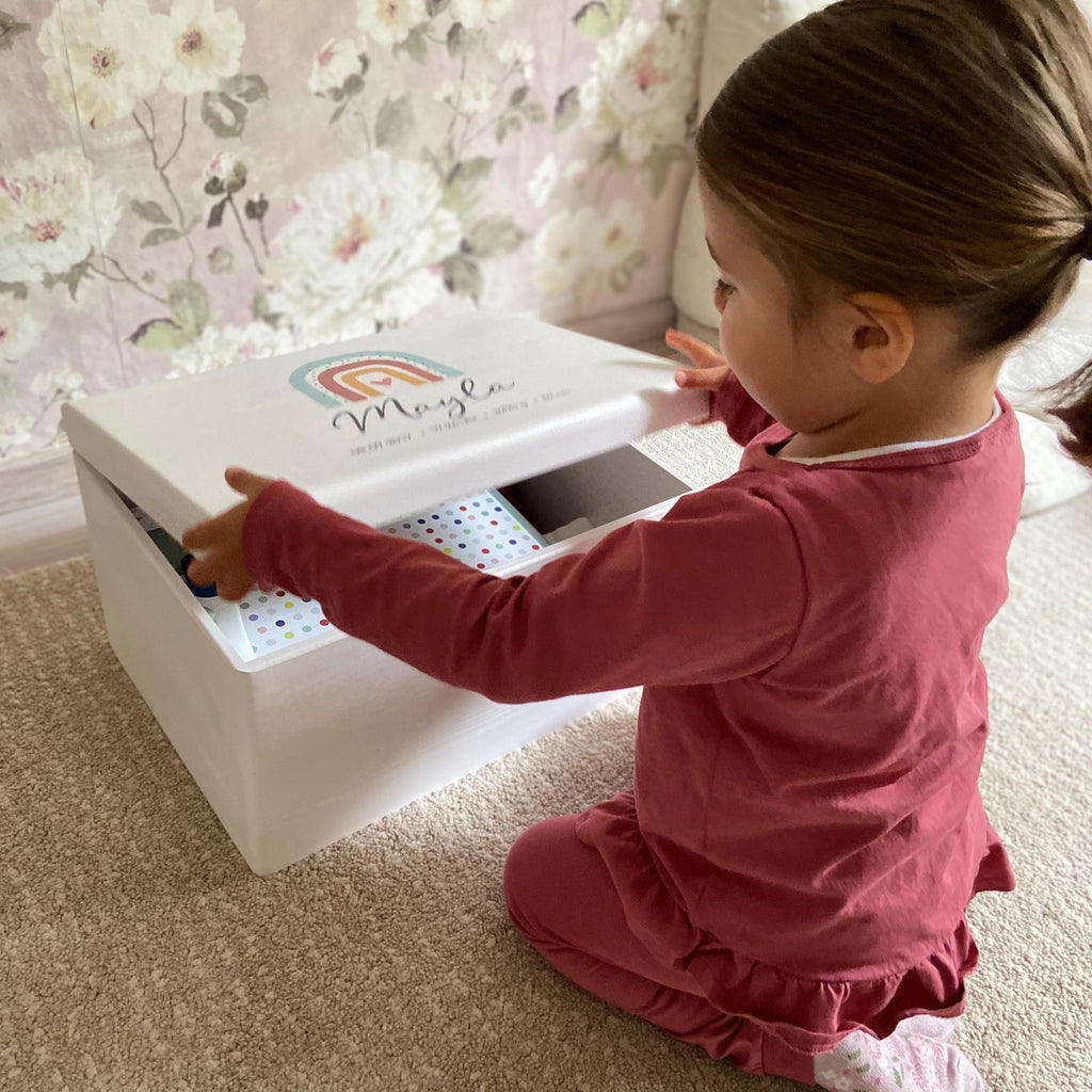Erinnerungsbox für Baby - Regenbogen & Name - Holzkiste zur Geburt - Weß, FSC®️ | Personalisierte Erinnerungskiste als Geschenk, Babykiste - M & L.