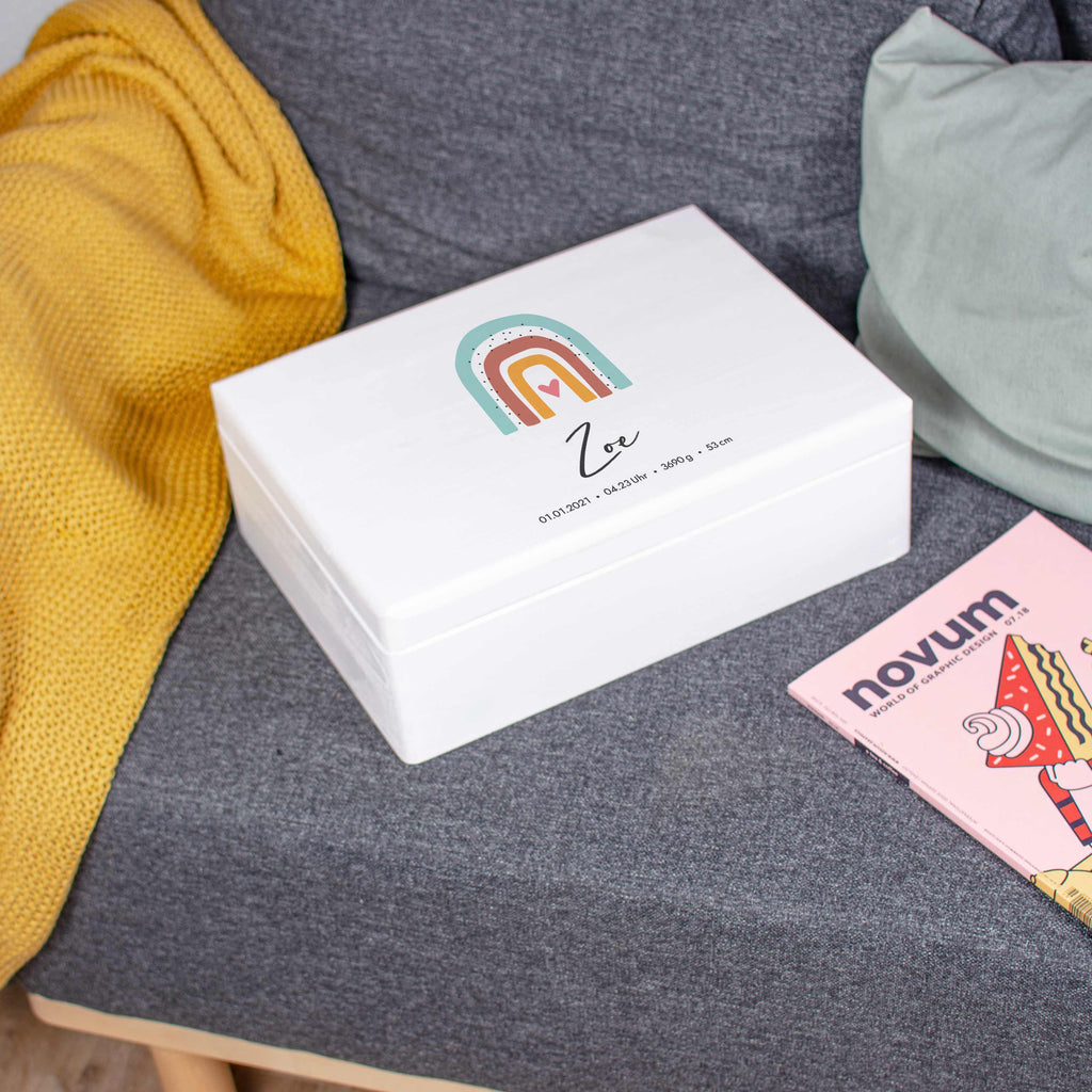 Erinnerungsbox für Baby - Regenbogen & Name - Holzkiste zur Geburt - Weß, FSC®️ | Personalisierte Erinnerungskiste als Geschenk, Babykiste - M & L.