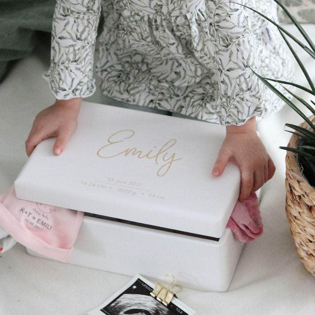 Erinnerungsbox für Baby - Niers - Holzkiste Personalisiert mit Namen - Weiß, FSC® | Erinnerungskiste mit Gravur, Babykiste groß & klein - M | L | XL.