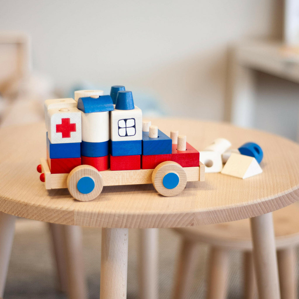 Krankenwagen Kinderspielzeug - Stapelspiel aus Holzbausteinen.