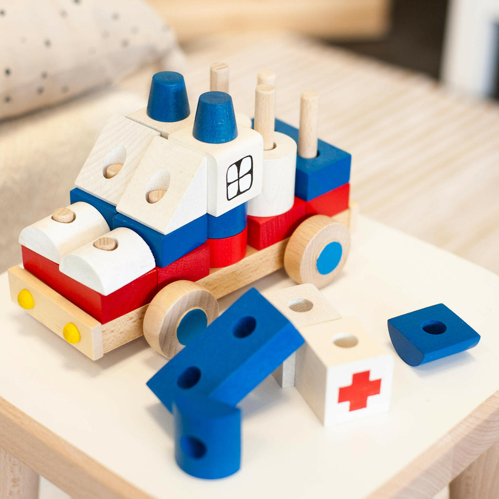 Krankenwagen Kinderspielzeug - Stapelspiel aus Holzbausteinen.
