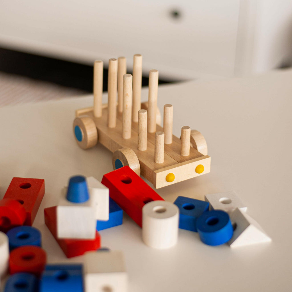 Krankenwagen Kinderspielzeug - Stapelspiel aus Holzbausteinen.