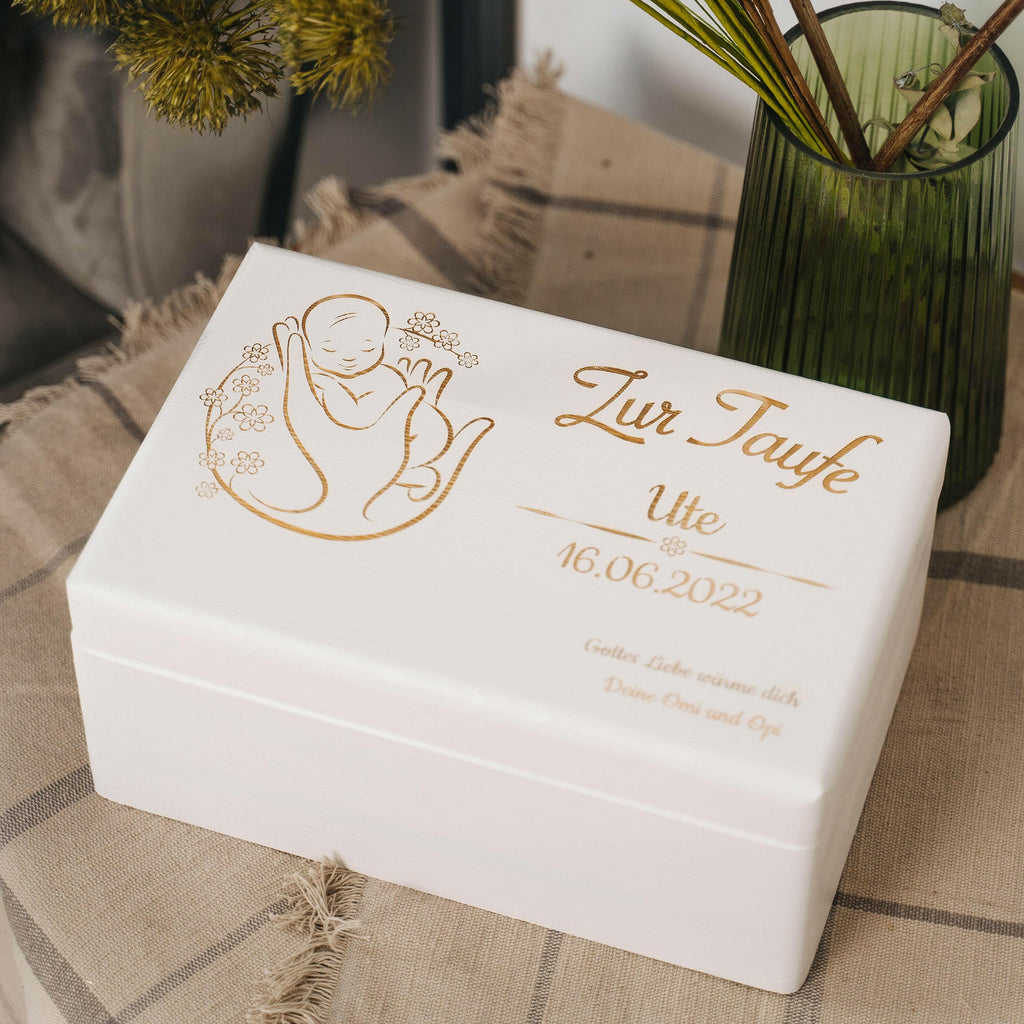 Personalisierte Erinnerungsbox als Taufgeschenk - Blumenbaby - Holzkiste, weiß, FSC® | Erinnerungskiste als Geschenk zur Taufe - Kiste aus Holz.