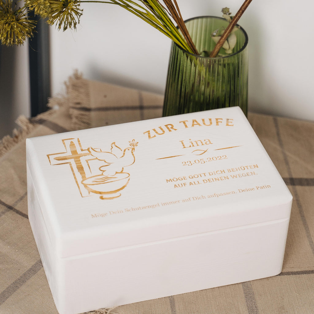 Personalisierte Erinnerungsbox als Taufgeschenk - Friedenstaube - Weiß, FSC® | Erinnerungskiste Geschenk zur Taufe für Baby von Großeltern & Paten.