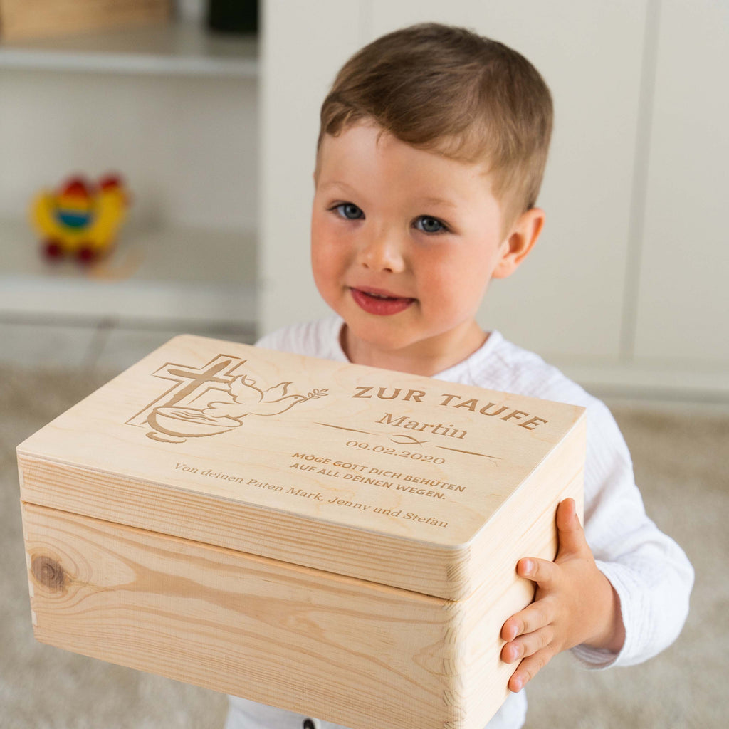 Personalisierte Erinnerungsbox als Taufgeschenk - Friedenstaube - Natur, FSC® | Erinnerungskiste Geschenk zur Taufe für Baby von Großeltern & Paten.