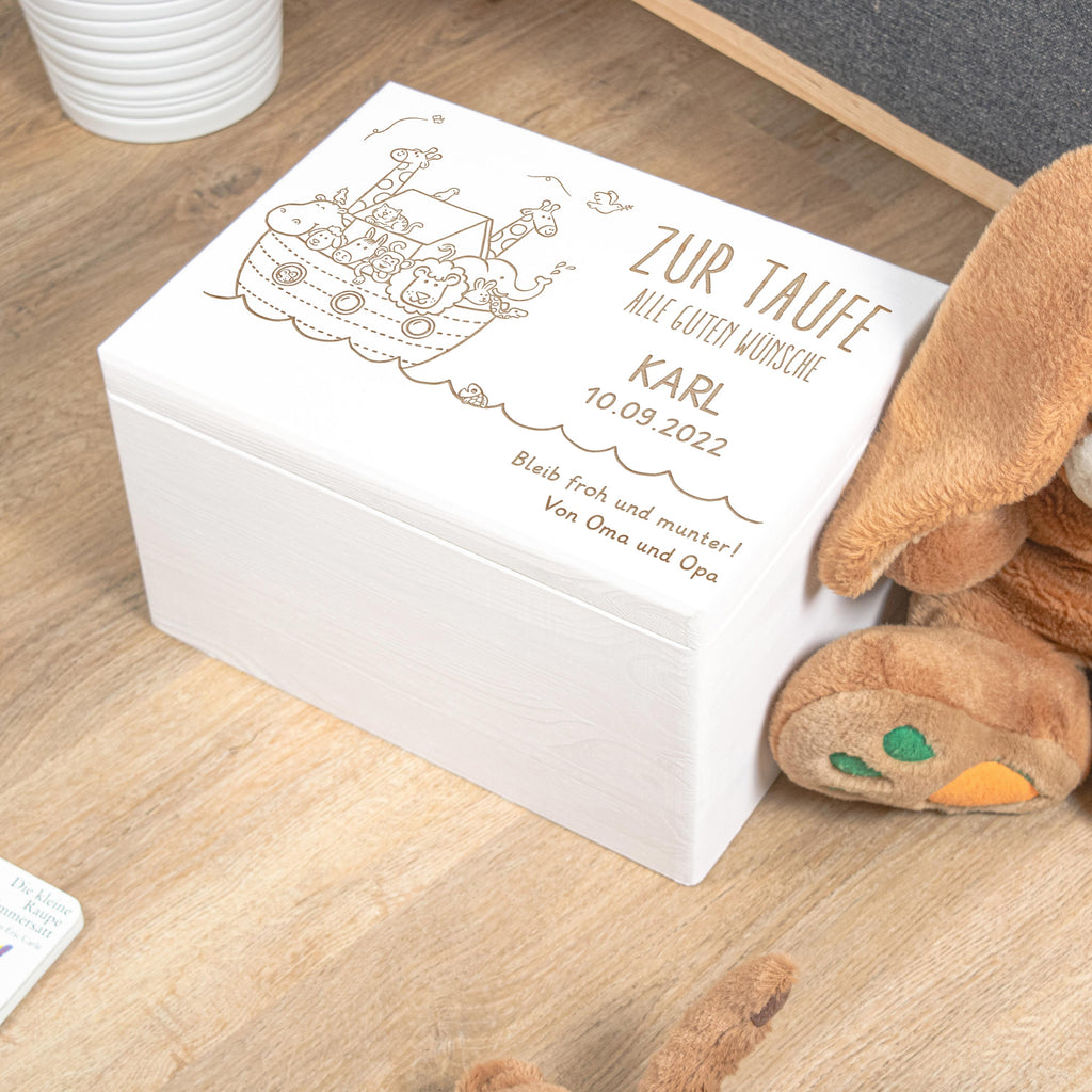Personalisierte Erinnerungsbox als Taufgeschenk - Arche Noah Gravur - Weiß, FSC® | Erinnerungskiste als Geschenk zur Taufe für Junge & Mädchen.