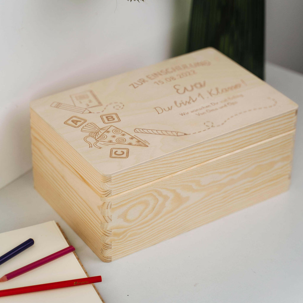 Erinnerungskiste - Schultüte mit Name & Datum - Erinnerungsbox Natur FSC® | Geschenk zur Einschulung, Schulanfang & Schulstart für Jungen & Mädchen.