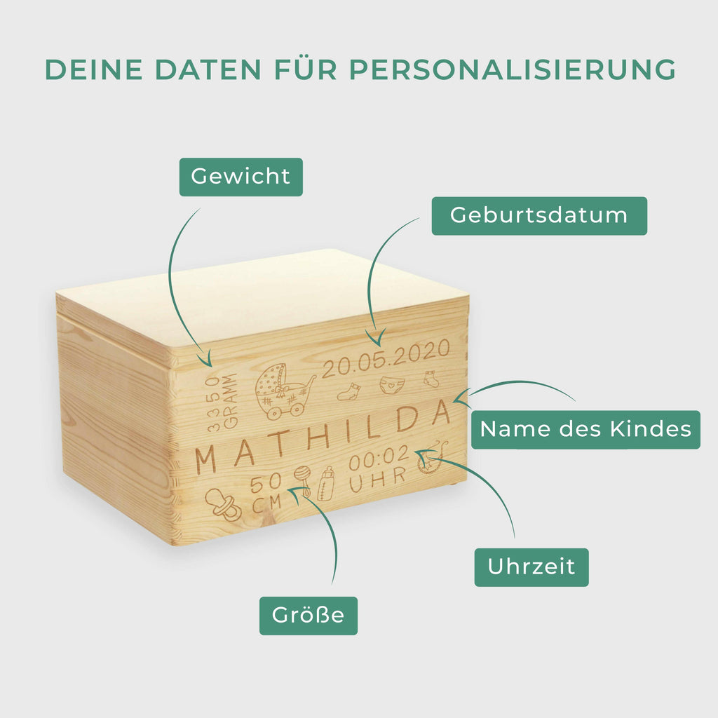 Holzkiste zur Geburt - Personalisiert - Rassel Front-Motiv - Größe XL.