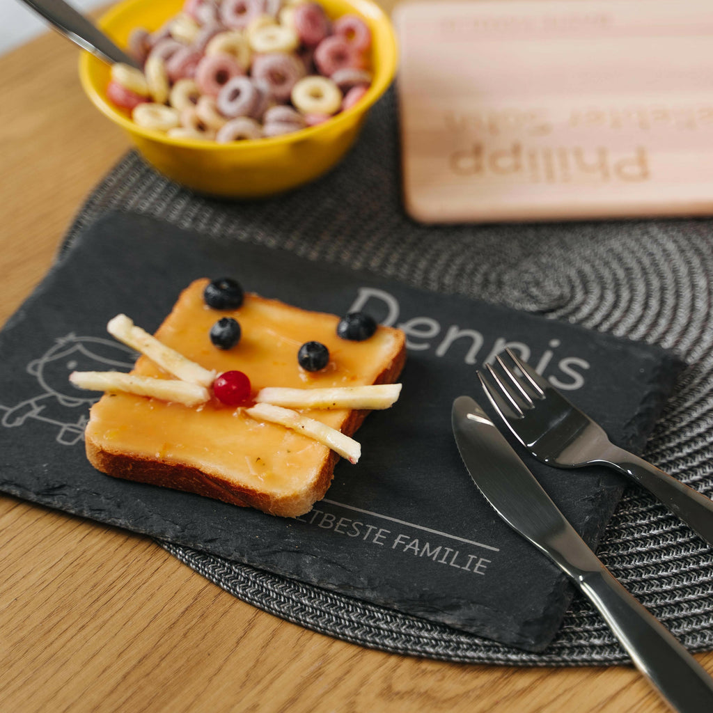 Frühstücksbrettchen für Kinder mit Gravur  - Personalisiert mit Namen - Kleiner Sohn "Unsere Familie" | Schieferstein - Geschenk von Eltern.