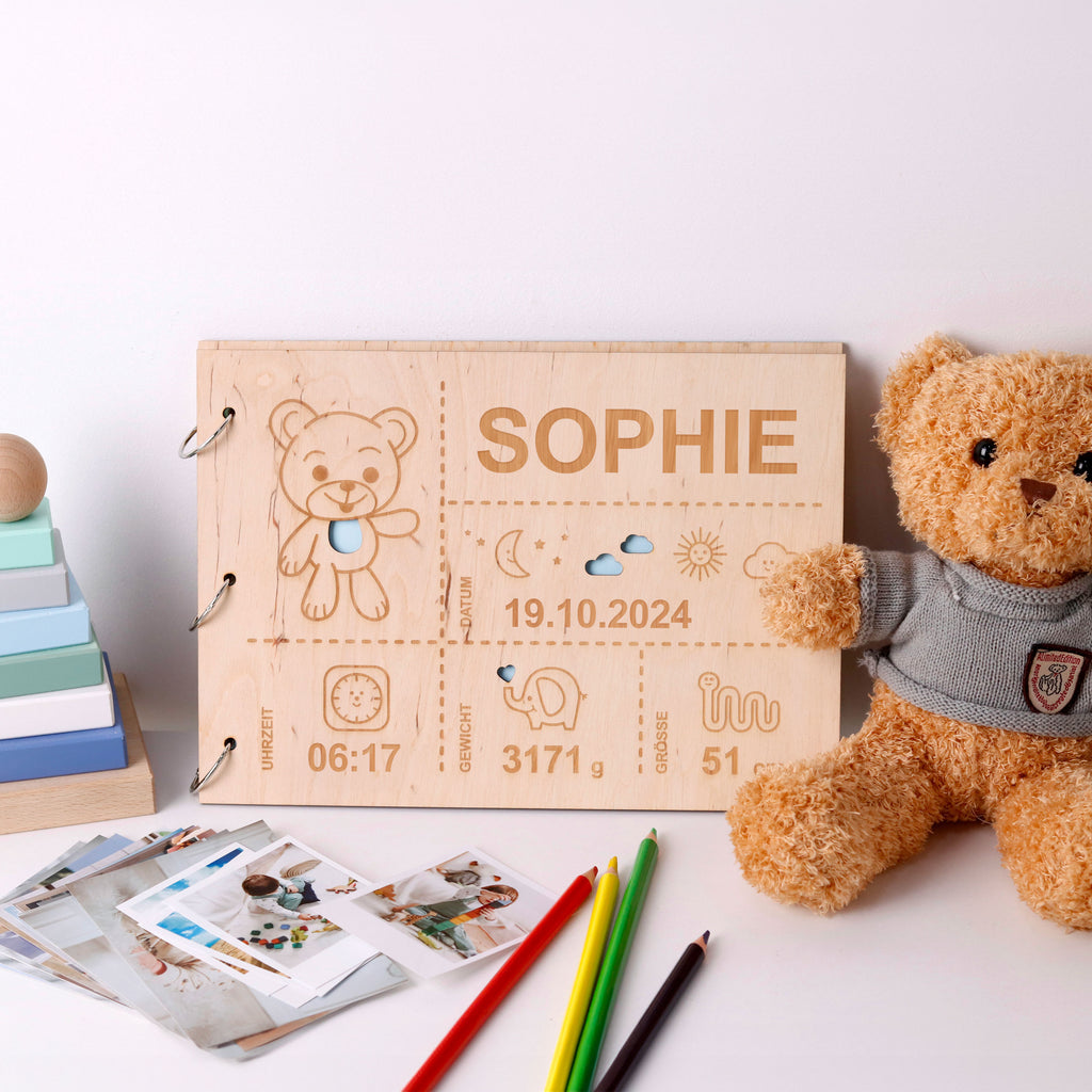 Fotoalbum Baby personalisiert mit Gravur - Gästebuch für Babyparty aus Holz - Teddybär | natur, A4 Format  - Erinnerungsbuch zum Selbstge.