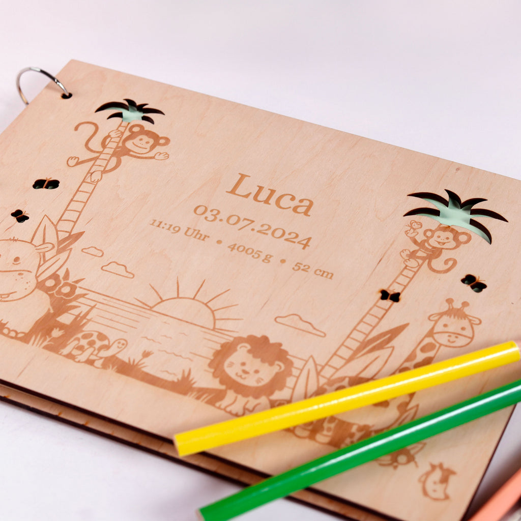 Fotoalbum Baby personalisiert mit Gravur - Gästebuch für Babyparty aus Holz - Dschungel | natur, A4 Format  - Erinnerungsbuch zum Selbstge.