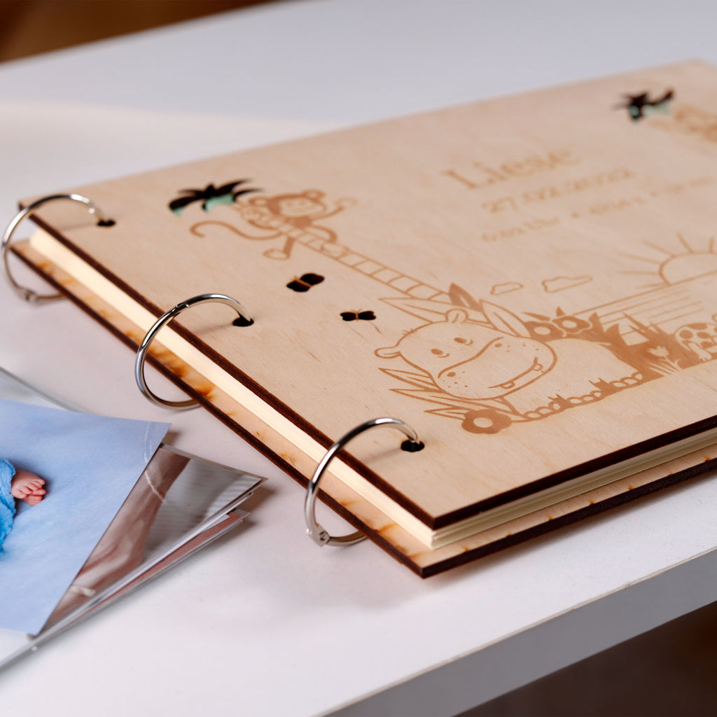 Fotoalbum Baby personalisiert mit Gravur - Gästebuch für Babyparty aus Holz - Dschungel | natur, A4 Format  - Erinnerungsbuch zum Selbstge.