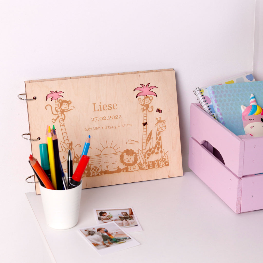 Fotoalbum Baby personalisiert mit Gravur - Gästebuch für Babyparty aus Holz - Dschungel | natur, A4 Format  - Erinnerungsbuch zum Selbstge.