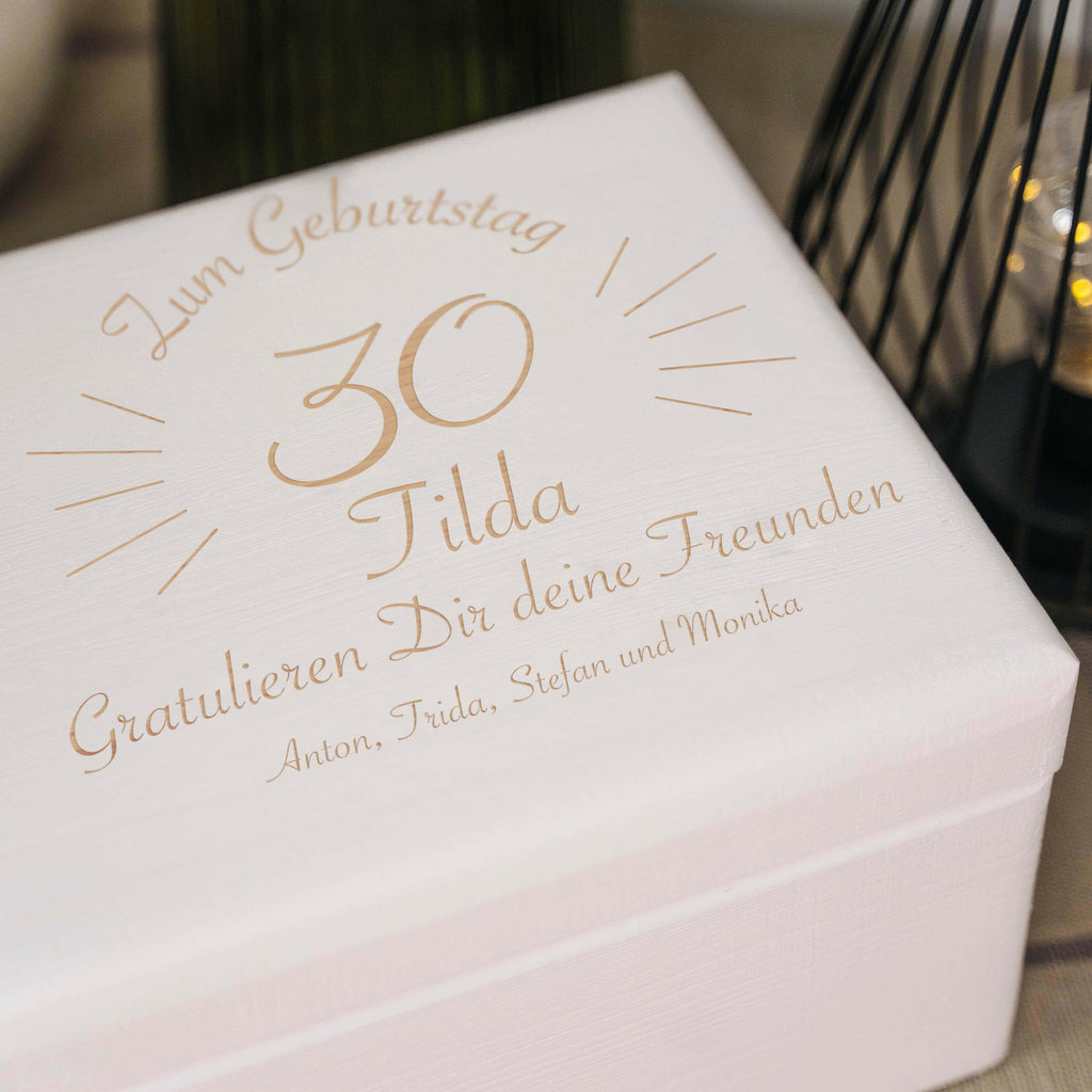 Holzkiste mit Gravur - Personalisiertes Geburtstagsgeschenk - Blumen Motiv - Weiß.