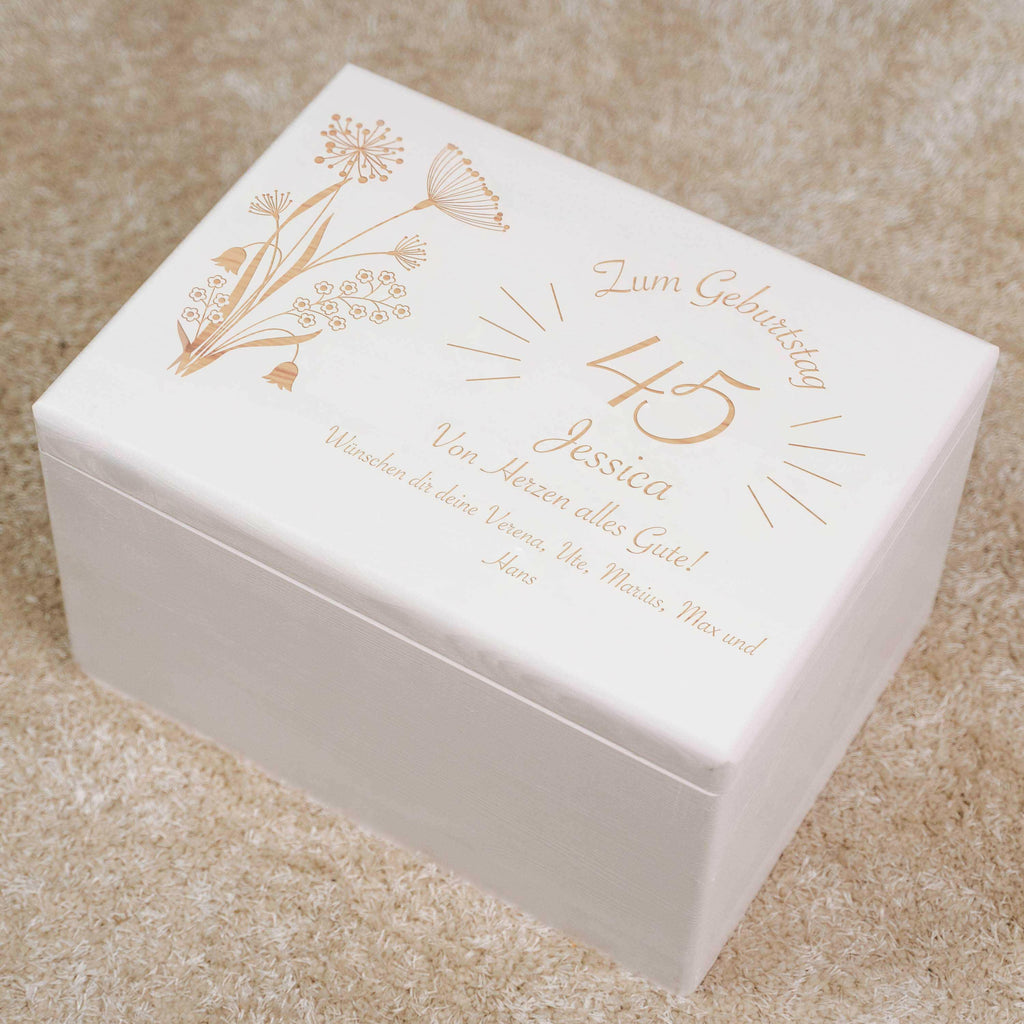 Holzkiste mit Gravur - Personalisiertes Geburtstagsgeschenk - Blumen Motiv - Weiß.