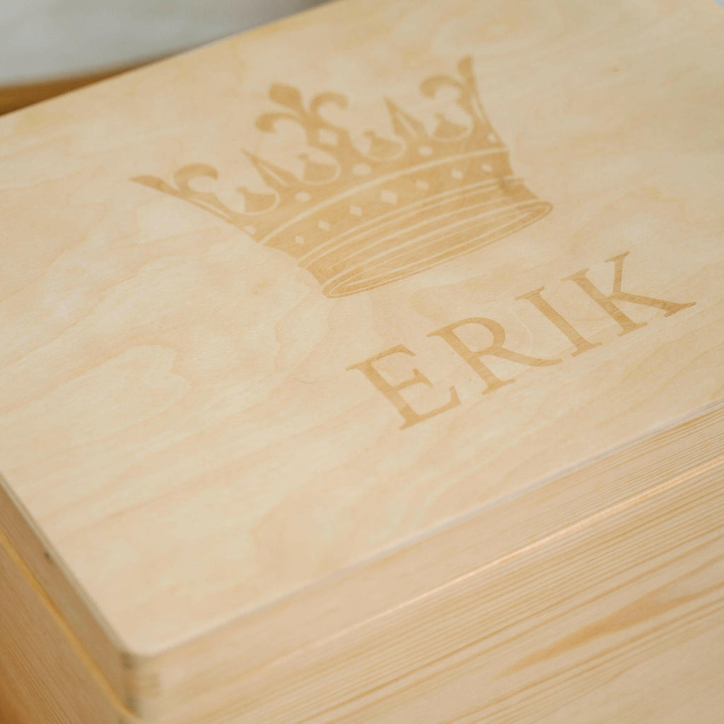 Holzkiste mit Gravur - Personalisiert - König Motiv - Natur.