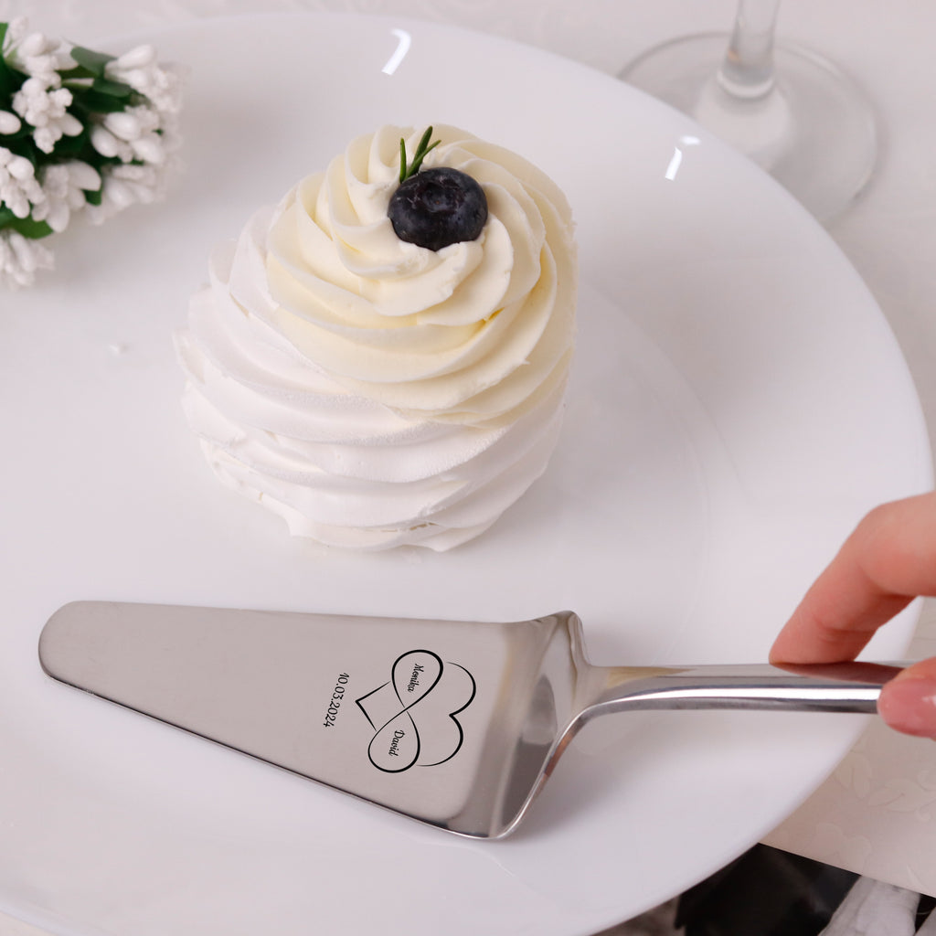 Tortenheber mit Gravur zur Hochzeit - Kuchenheber Personalisiert als Geschenke - Herz Motiv | Edelstahl - Hochzeitsgeschenk für Brautpaare.