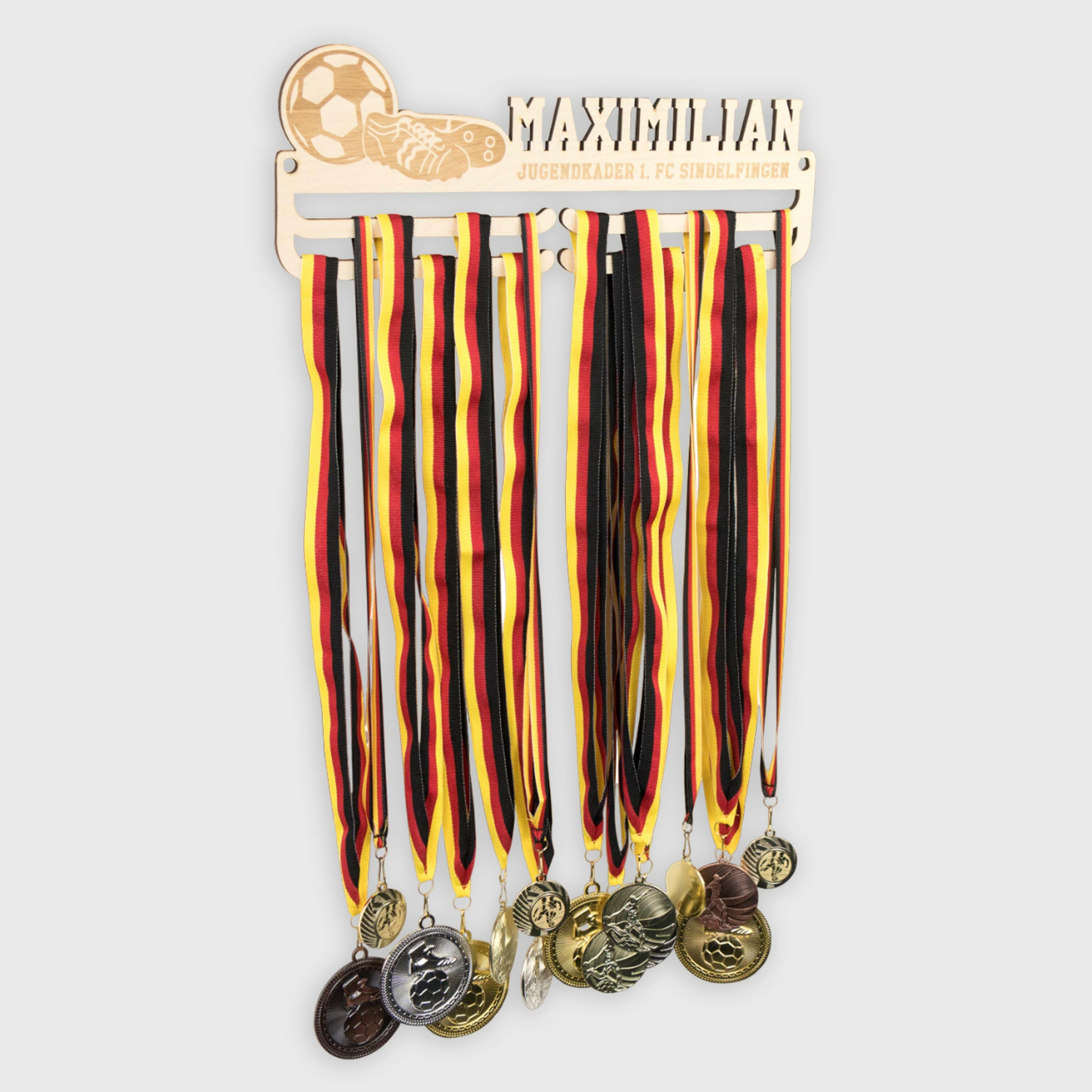 sport medaillen aufbewahrung Medaillenhalter Fussball - Personalisiert mit Sportler-Name (Fußballschuhe Motiv)