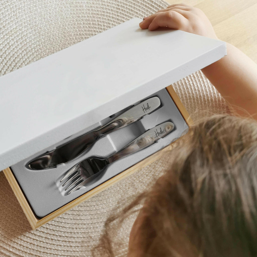 Kinderbesteck mit Namensgravur - Wunschname Gravur - Besteck mit Namen - Weiß Kiste - Image 2