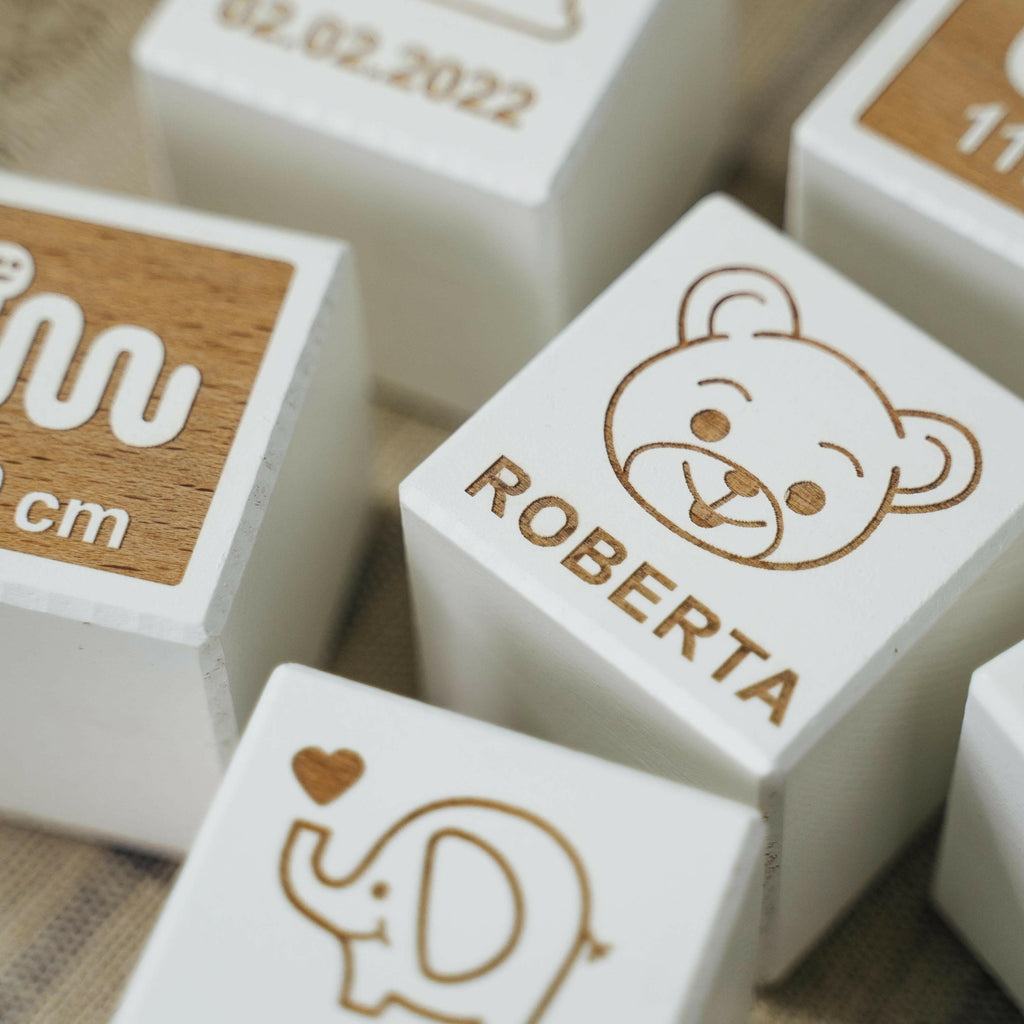 Holzwürfel - Personalisiert mit Namen - Holzspielzeug mit Gravur - 6er Würfel Set - Teddybär - Weiß - Image 4