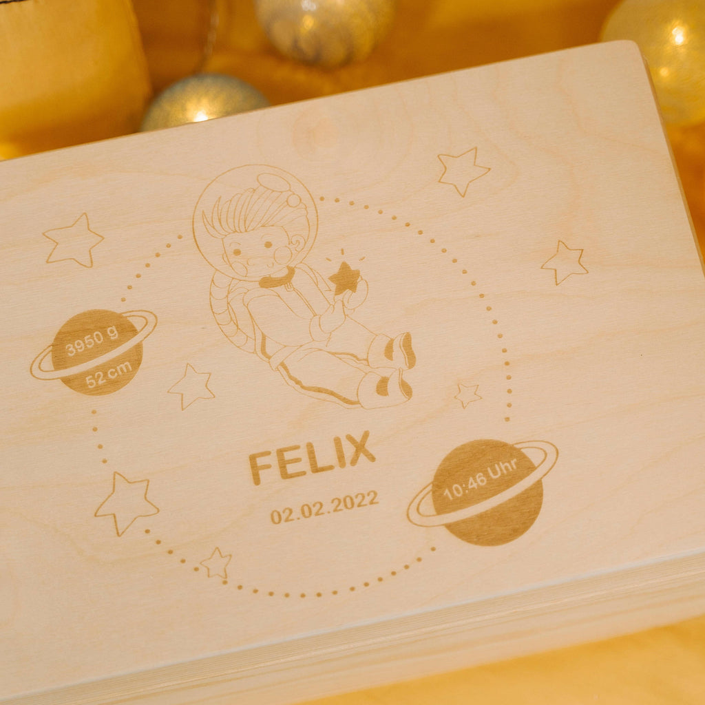 Erinnerungsbox für Baby - Personalisiert - Astronaut Motiv - Natur.
