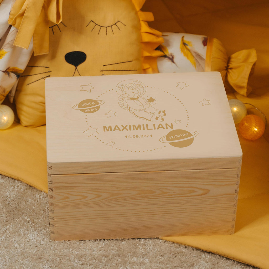 Erinnerungsbox für Baby - Personalisiert - Astronaut Motiv - Natur.