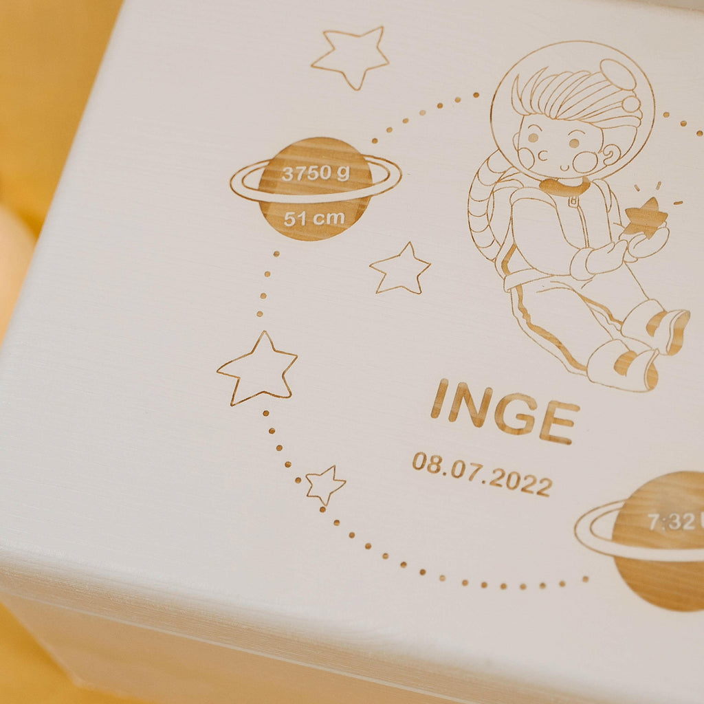 Erinnerungskiste für Baby - Personalisiert - Astronaut Motiv - Weiß.