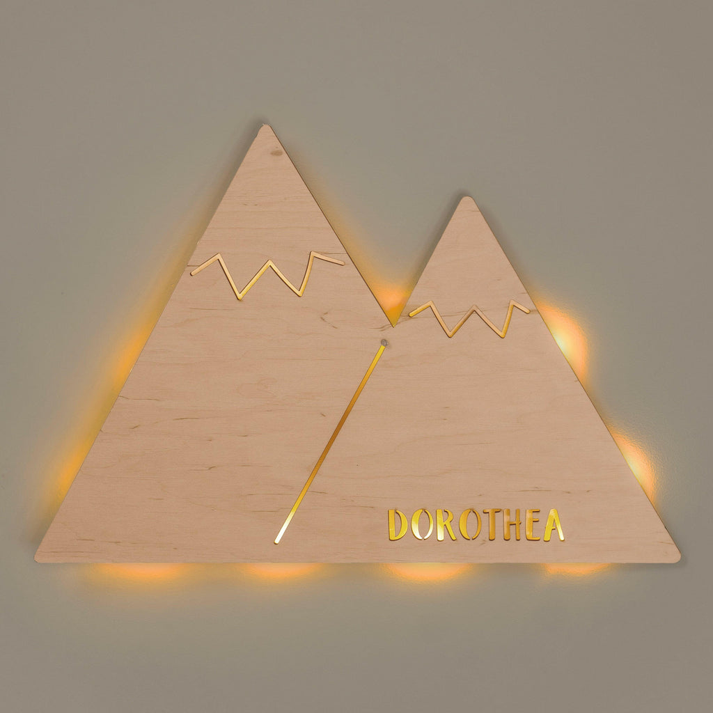 Schlummerlicht Baby mit Namen - Kinder Nachtlicht Personalisiert -  Berge & Adventure | LED Holz Lampe.