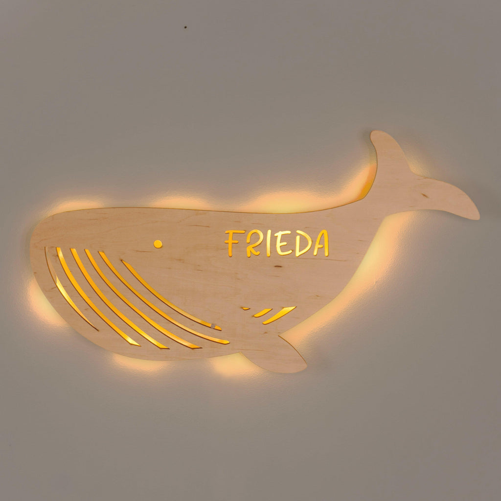 Schlummerlicht Baby mit Namen - Kinder Nachtlicht Personalisiert - Wal & Ocean | LED Holz Lampe.