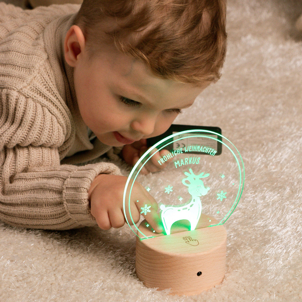 LED Kinder Nachtlicht - Personalisiert - Weihnachtsrentier - Acrylglas mit Holzsockel - Image 4