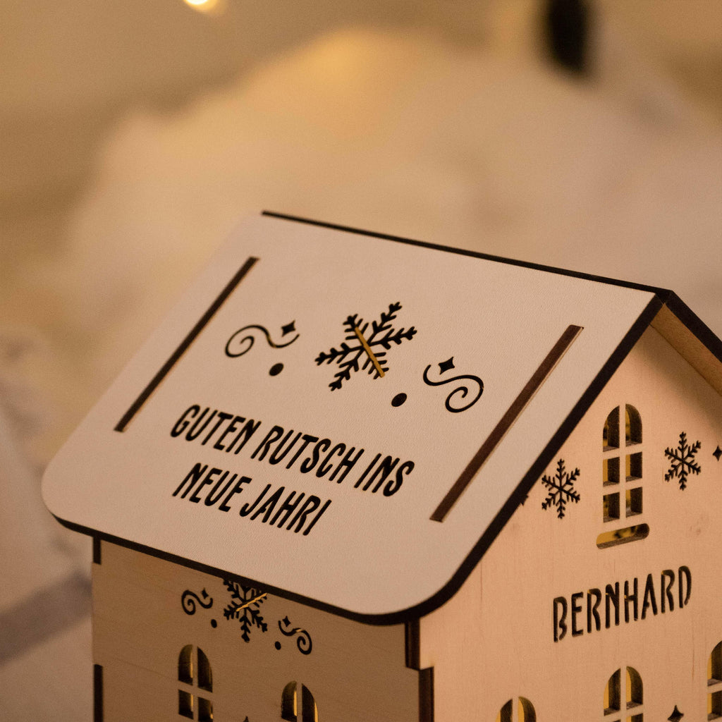Weihnachtsdeko - Personalisiert - beleuchtetes Holzhäuschen - Größe L - Image 5