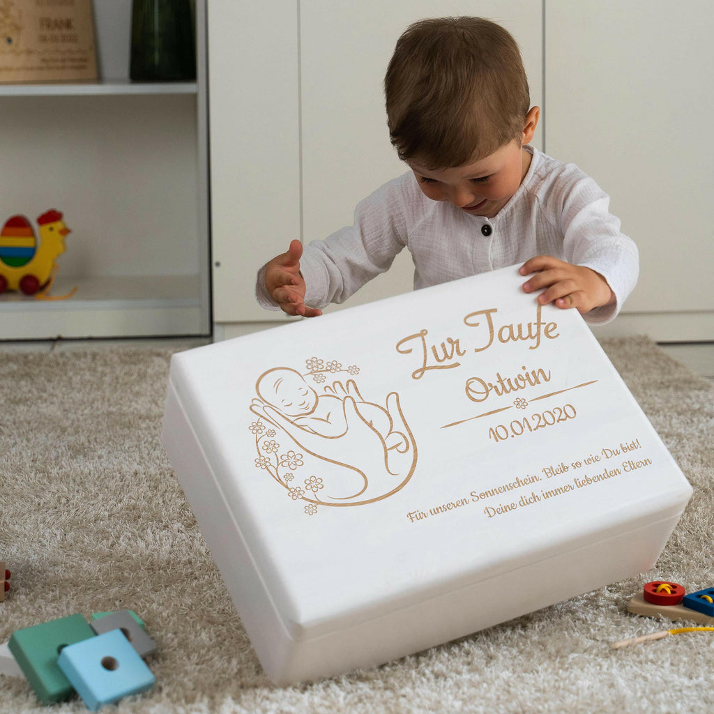 Personalisierte Erinnerungsbox als Taufgeschenk - Blumenbaby - Holzkiste, weiß, FSC® | Erinnerungskiste als Geschenk zur Taufe - Kiste aus Holz.