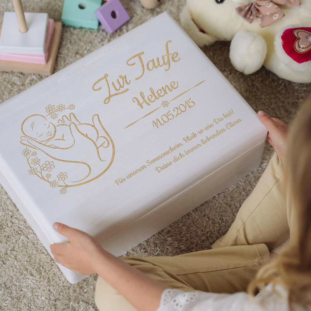 Personalisierte Erinnerungsbox als Taufgeschenk - Blumenbaby - Holzkiste, weiß, FSC® | Erinnerungskiste als Geschenk zur Taufe - Kiste aus Holz.