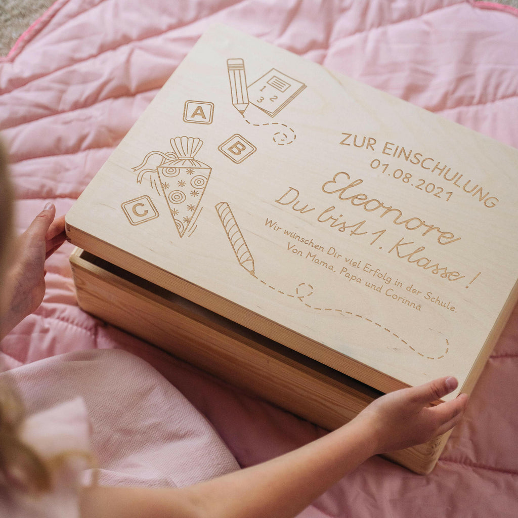 Erinnerungskiste - Schultüte mit Name & Datum - Erinnerungsbox Natur FSC® | Geschenk zur Einschulung, Schulanfang & Schulstart für Jungen & Mädchen.