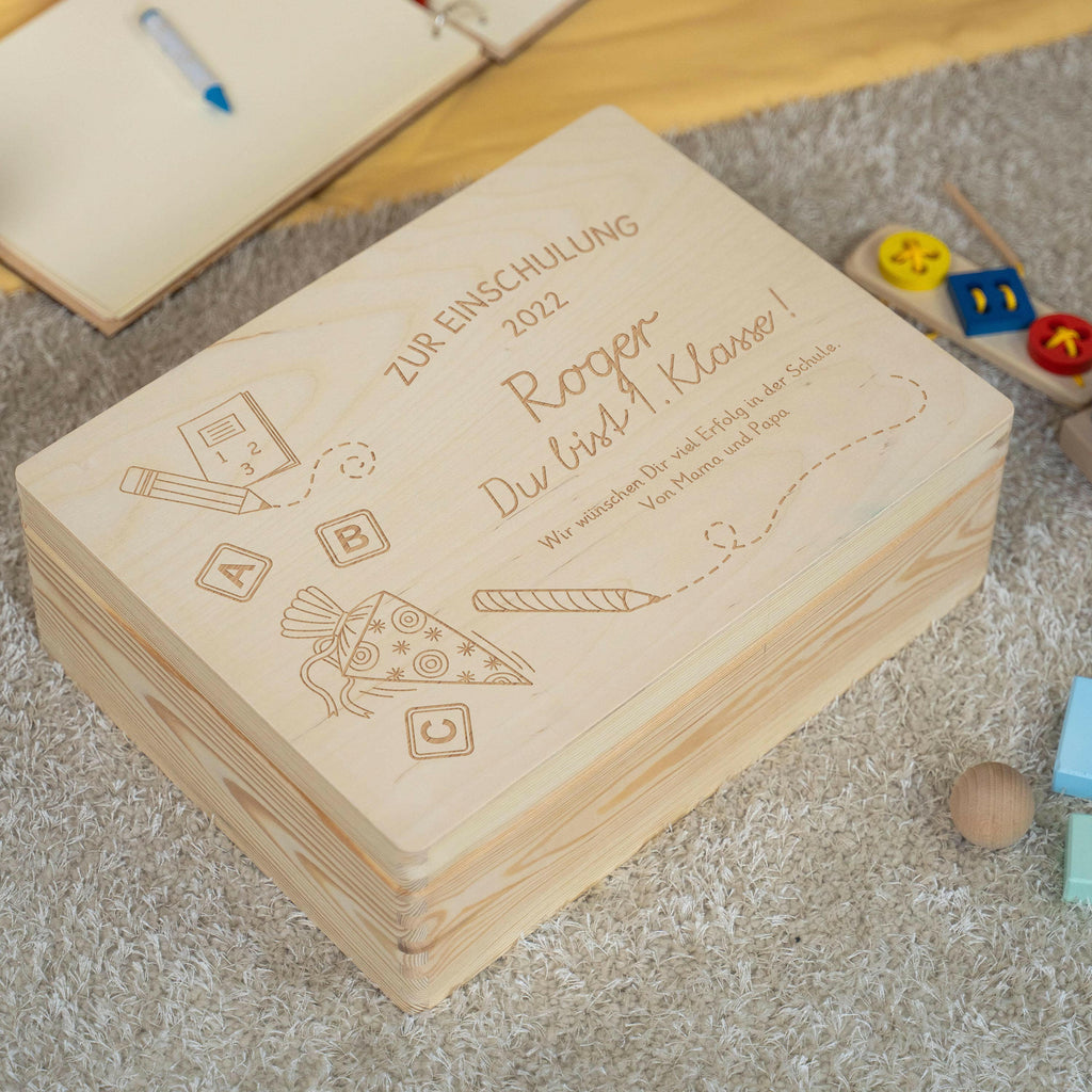 Erinnerungskiste - Schultüte mit Name & Datum - Erinnerungsbox Natur FSC® | Geschenk zur Einschulung, Schulanfang & Schulstart für Jungen & Mädchen.